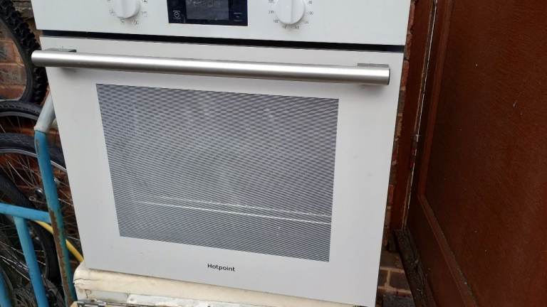 Hotpoint Built-In Oven – White, Good Condition