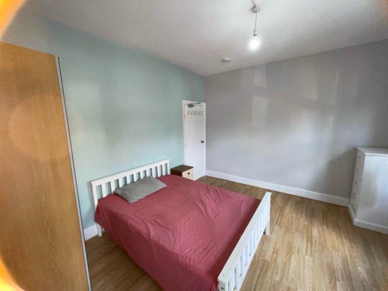 Spacious & Cosy Ensuite Room for Rent in - SE7 7NN