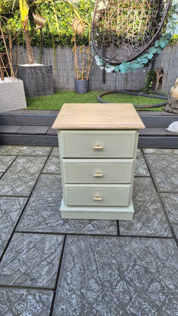 solid wood chest of bedside drawers x 1