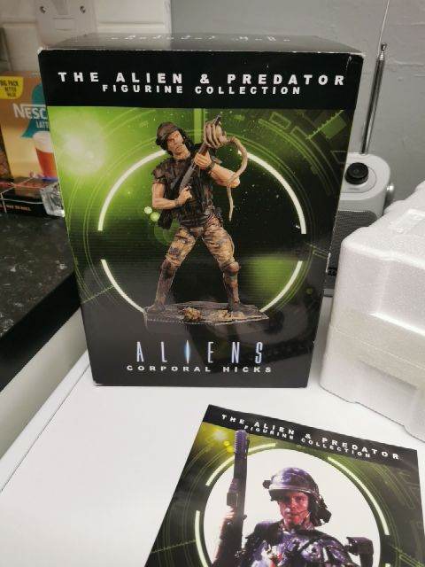 Mixture of Alien figures 