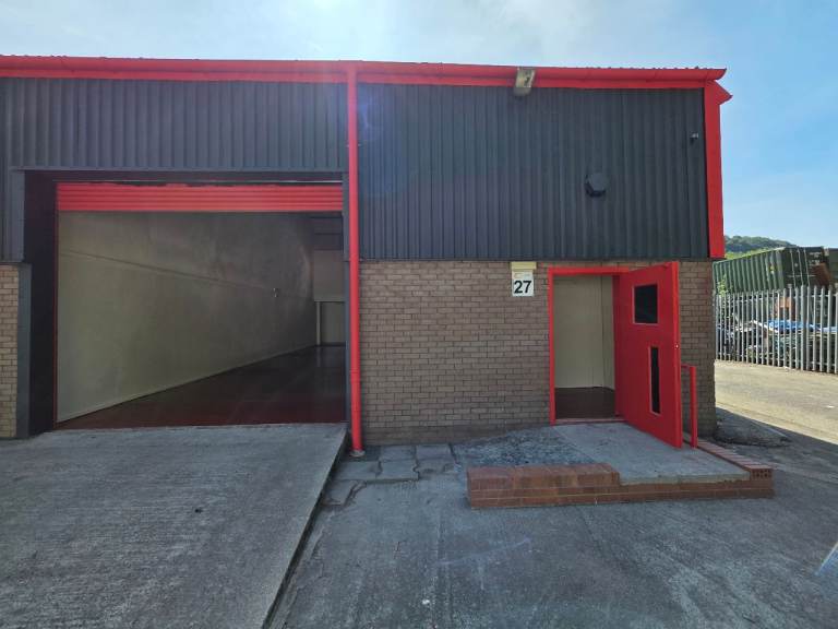 Self contained warehouse unit with mezzanine to let in Mountain Ash, no deposit! 