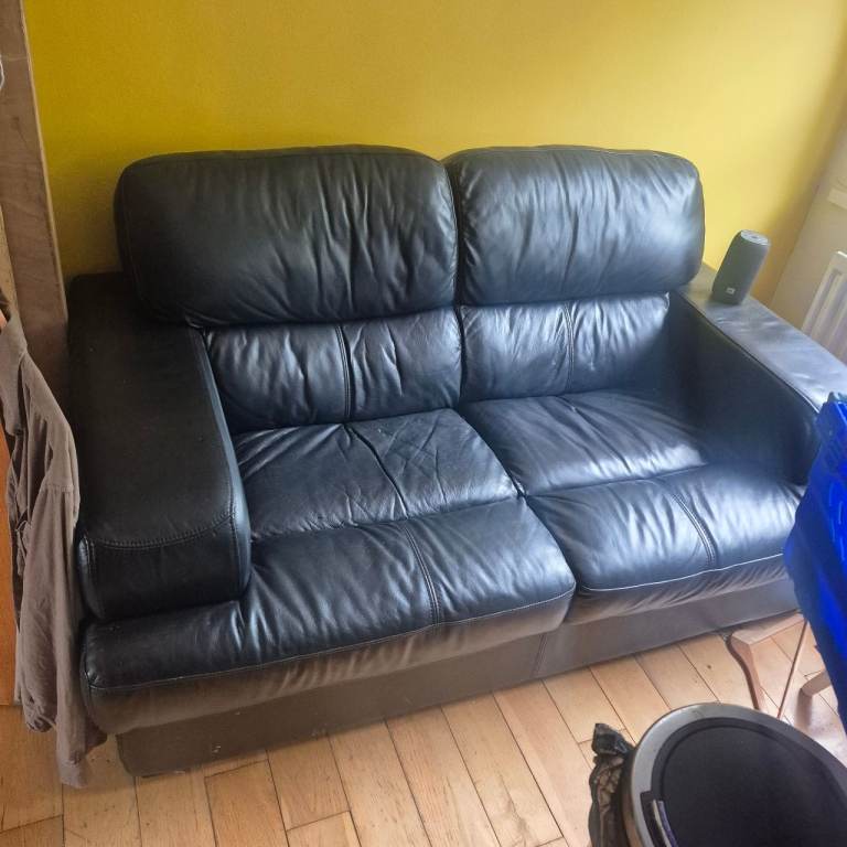 Black leather 2-seater sofa