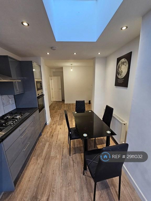 2 bedroom flat in Station Road, Strood, ME2 (2 bed) (#2911032)