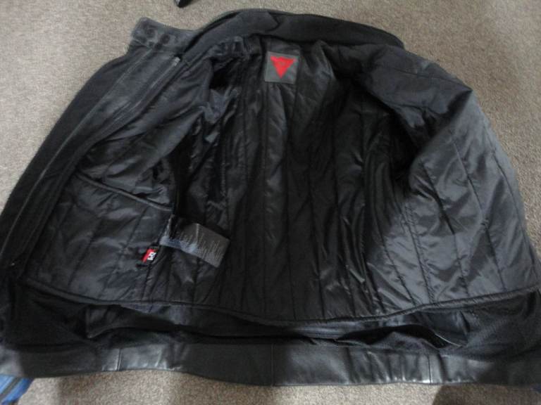 Dainese motorbike leather jacket with elbow and shoulder pads size 44 inch chest 