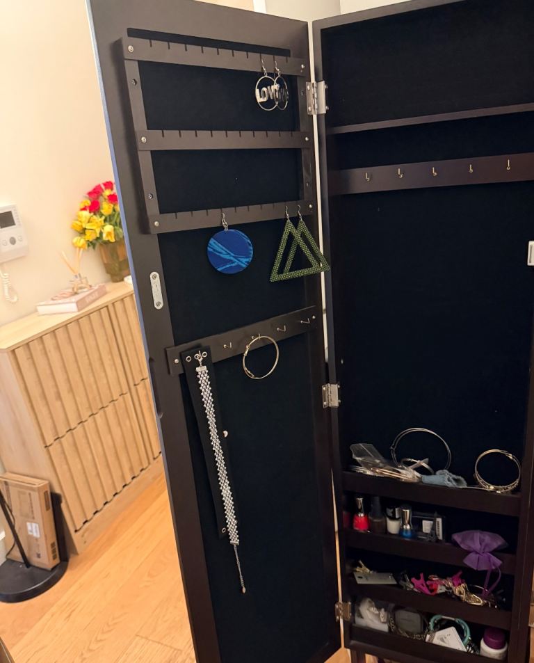 Mirrored jewellery cabinet