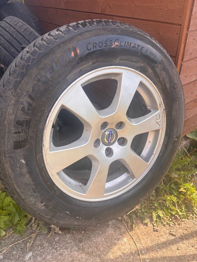 Volvo Wheels - from an XC60 235/65 R17. Might fit XC70