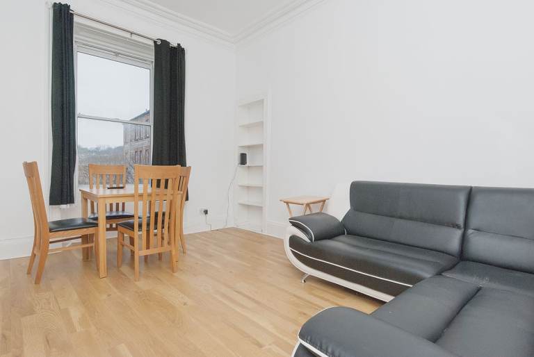 Very attractive, 2 bedroom, 2nd floor flat with neutral décor near Easter Road - available September