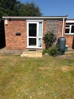 Self contained studio flat to let