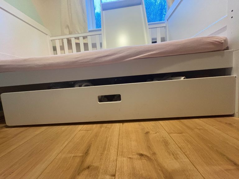 Cot/Toddler bed & accessories 