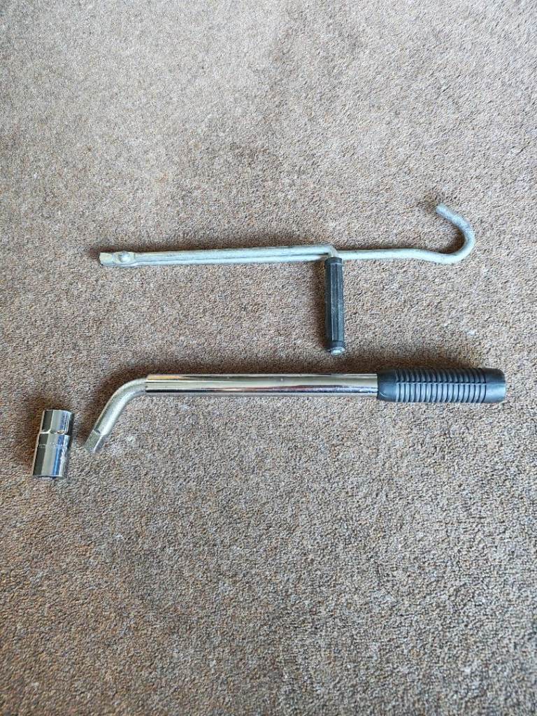 Extendable wheel brace with 17/19 mm socket and foldable jack handle.