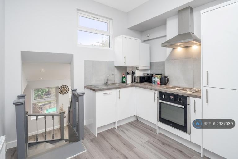 2 bedroom flat in Caedmon Road, London, N7 (2 bed) (#2937030)
