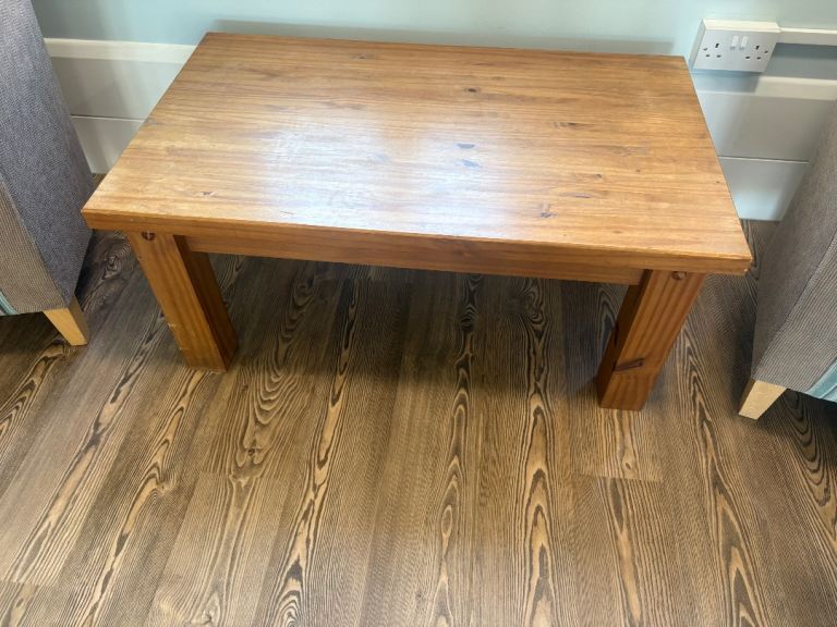 Solid Oak Coffee Table – Excellent Condition