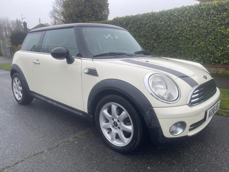 Mini Cooper 1.6 in Stunning White with Black Roof lhd left hand drive 