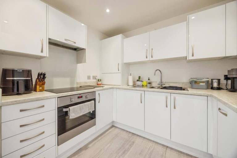 2 Bedroom 2 Bathroom First Floor Furnished Flat with Parking