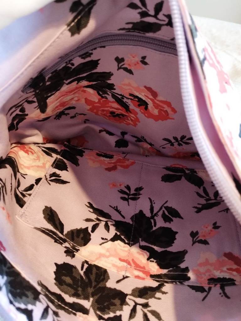 Cath Kidston Messenger Bag Purple with roses in Excellent Condition 