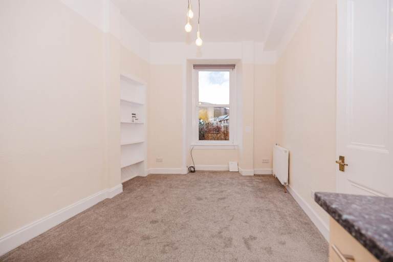 Newly renovated, 1 bedroom, unfurnished flat in St Leonards – available NOW