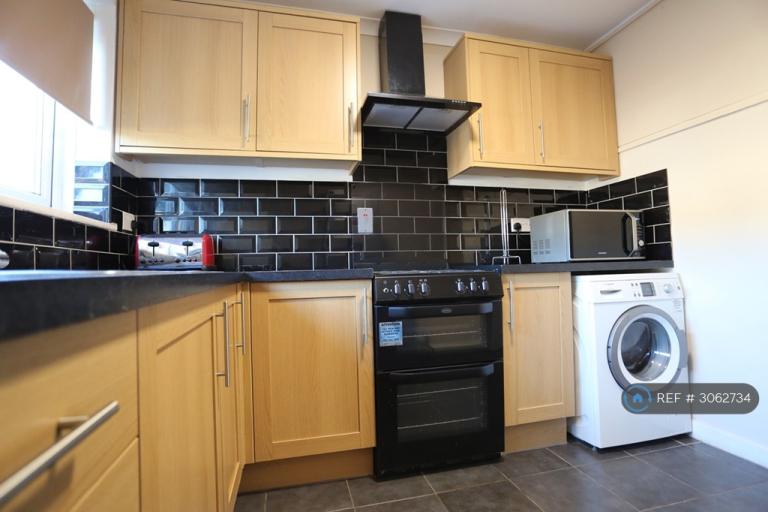 1 bedroom flat in Frayslea, Uxbridge, UB8 (1 bed) (#3062734)