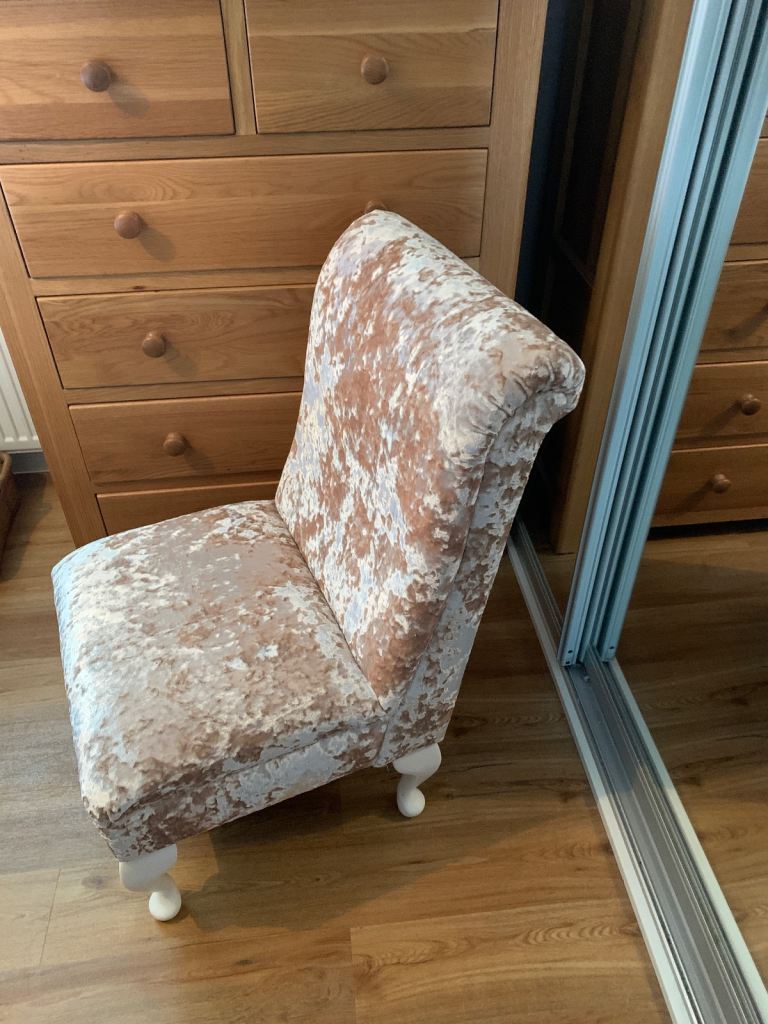 Slipper bedroom chair, / Dressing table. 