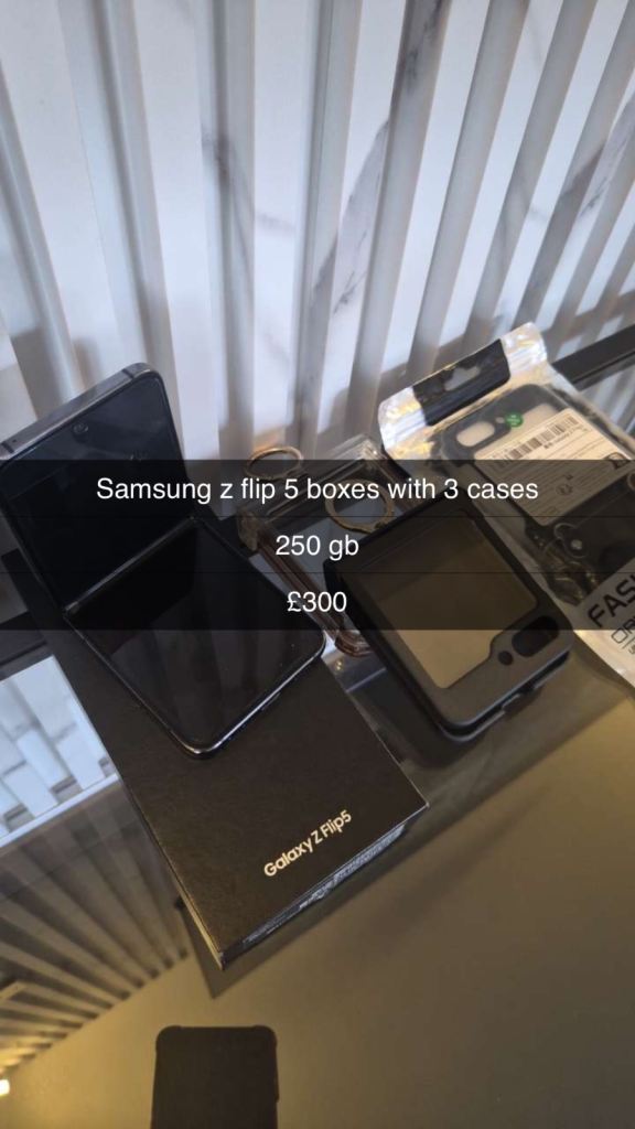 Samsung Galaxy Z Flip5 256GB boxed with Cases – As Good As New