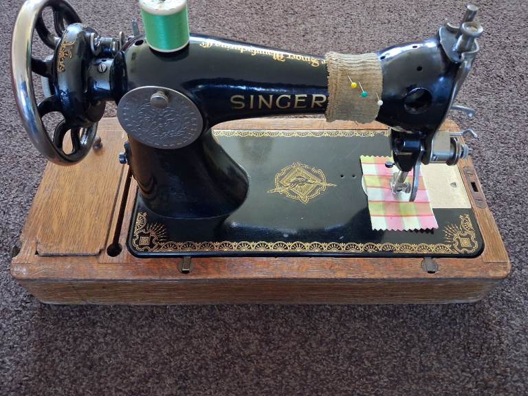 Vintage Singer Sewing Machine – Black, Good Condition
