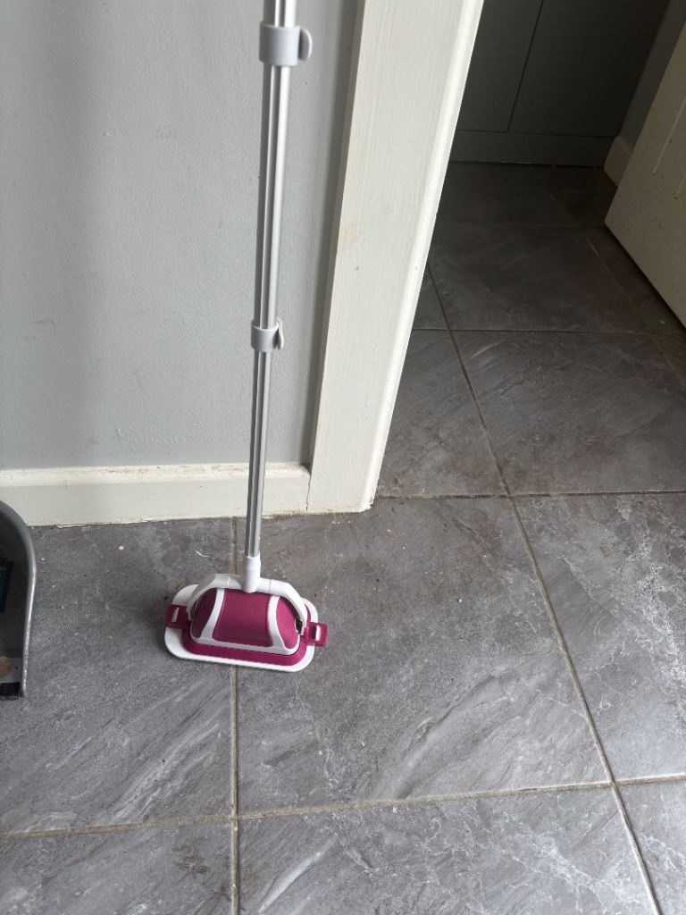 Adjustable Mop with Cleaning Pads – Good Condition