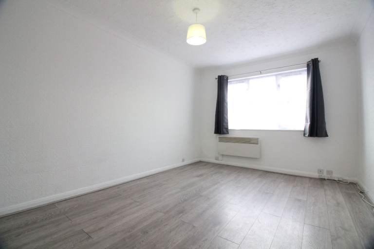 STUDIO FLAT WITH SEPARATE KITCHEN & PARKING- HEATHROW WEST DRAYTON COWLEY YIEWSLEY UXBRIDGE