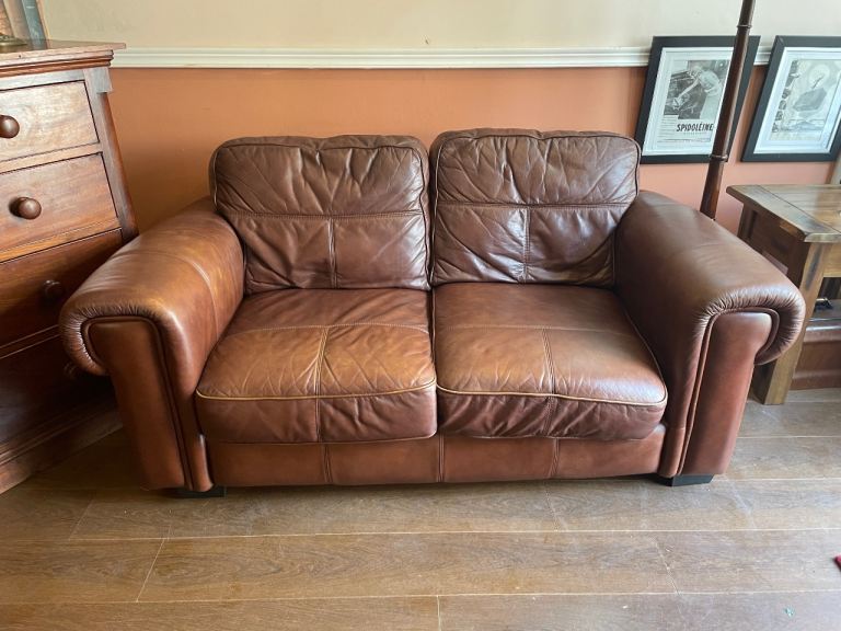 Leather settee, soft Italian leather, very clean, stylish and comfortable