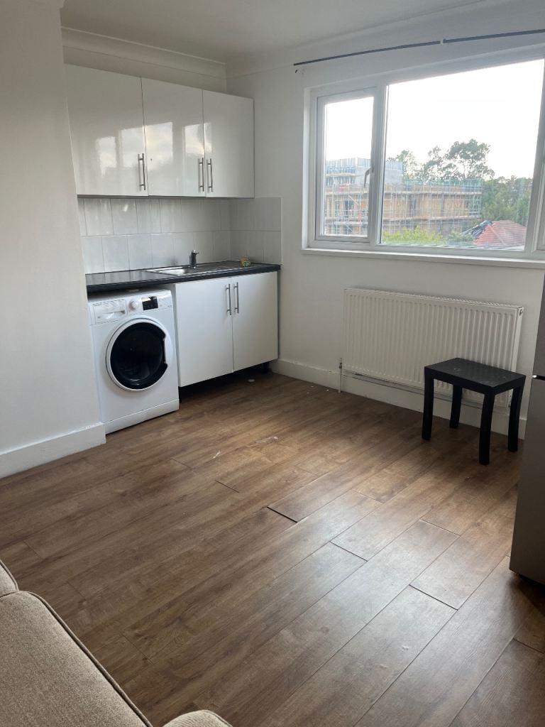 1 double bedroom flat in palmers green green lanes 