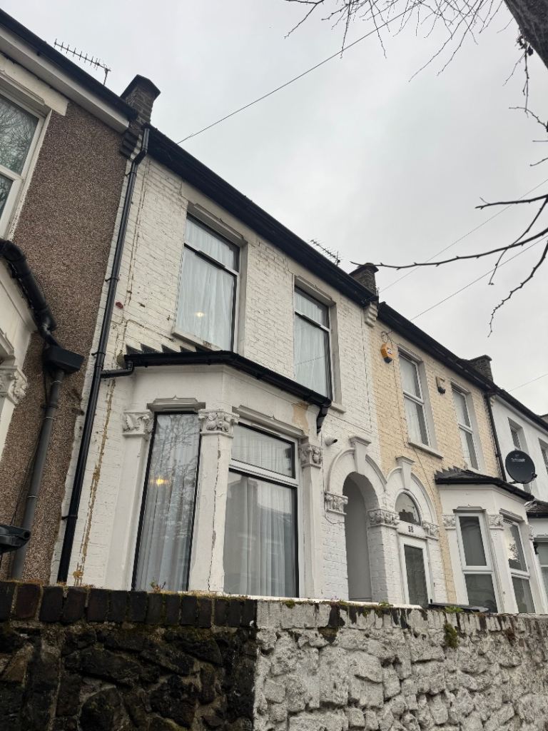 Great 4 bedroom house next to the station