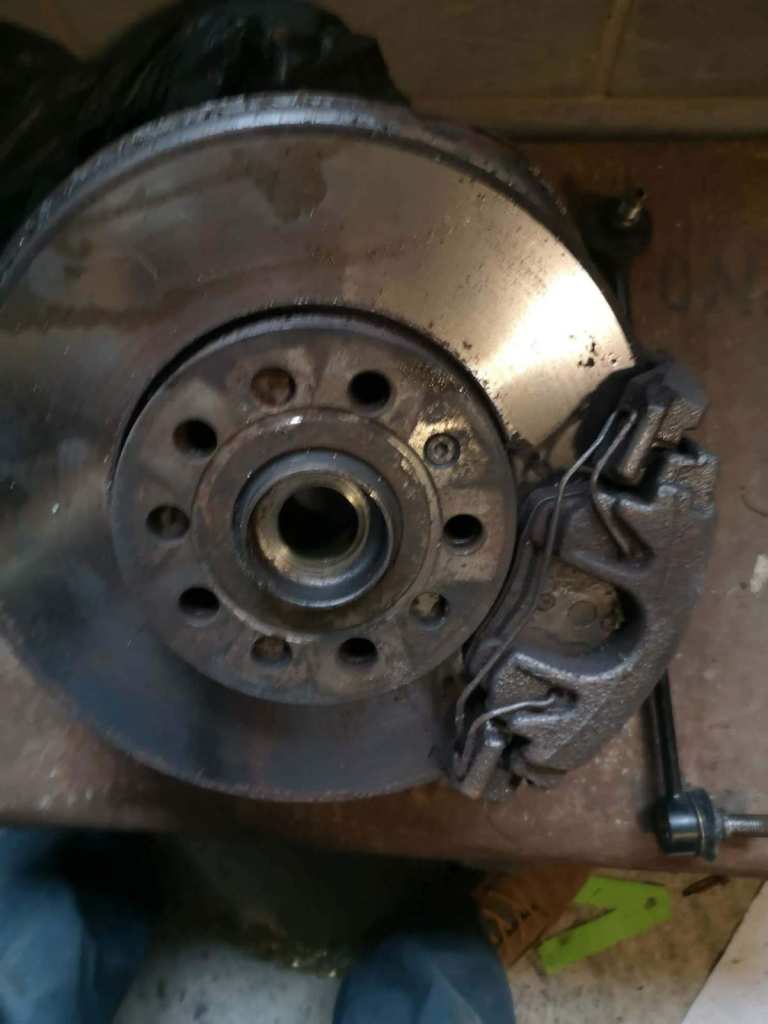 VOLKSWAGEN GOLF V 1.9 TDI 2007 FRONT BRAKE ASSEMBLY - DISCS, CALIPER, WHEEL KNUCKLE AND BEARING X2