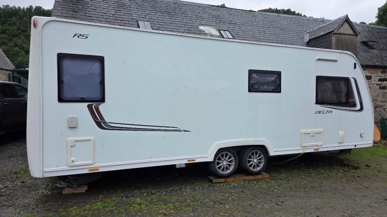 Luna Delta twin axel Caravan 