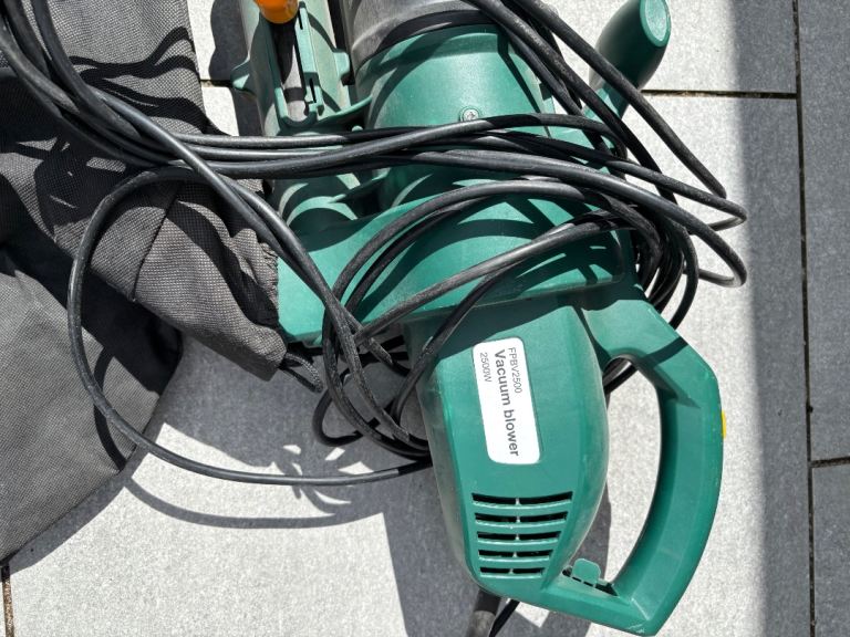 Electric garden blower/vacuum 