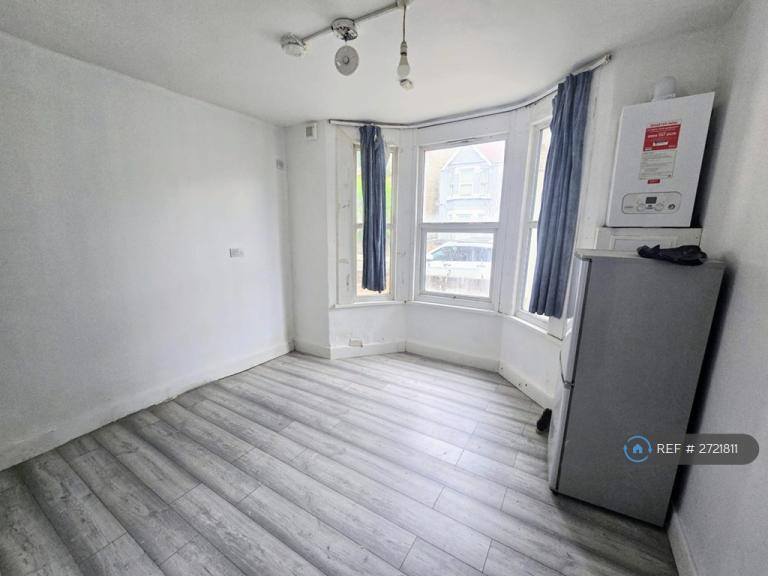 Studio flat in West End Road, Southall, UB1 (#2721811)
