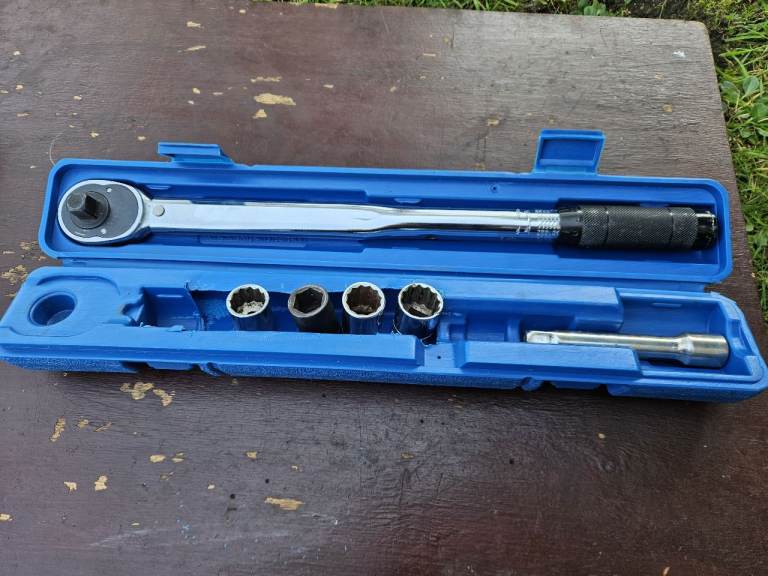 Torque wrench, sockets & extension to suit car wheel nuts.