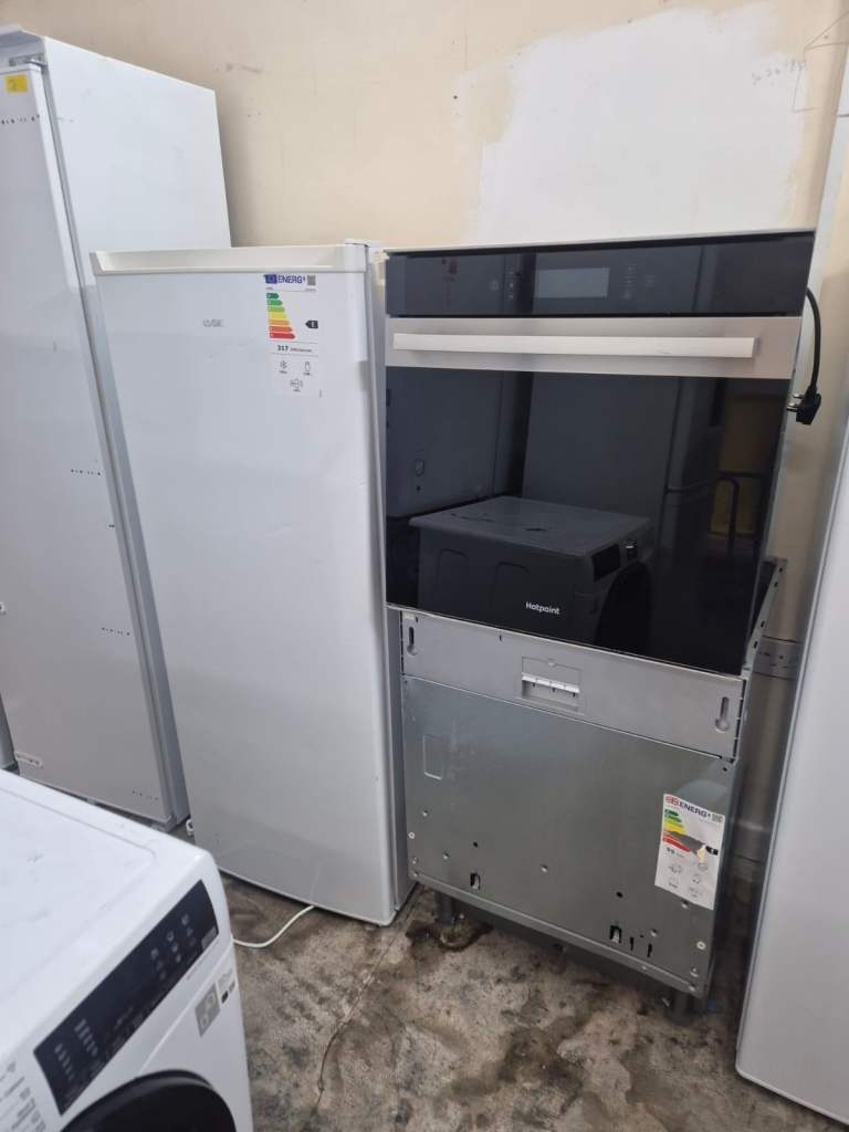 Hotpoint Built-In Electric Oven – New – £150