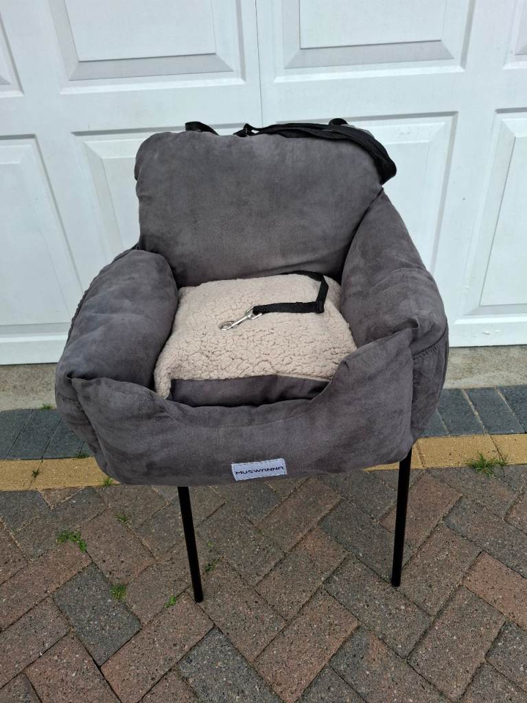 Dog Seat for Car with harnesses. Comfy and safe. Good condition non smoker BARGAIN Only £10 Deerpark