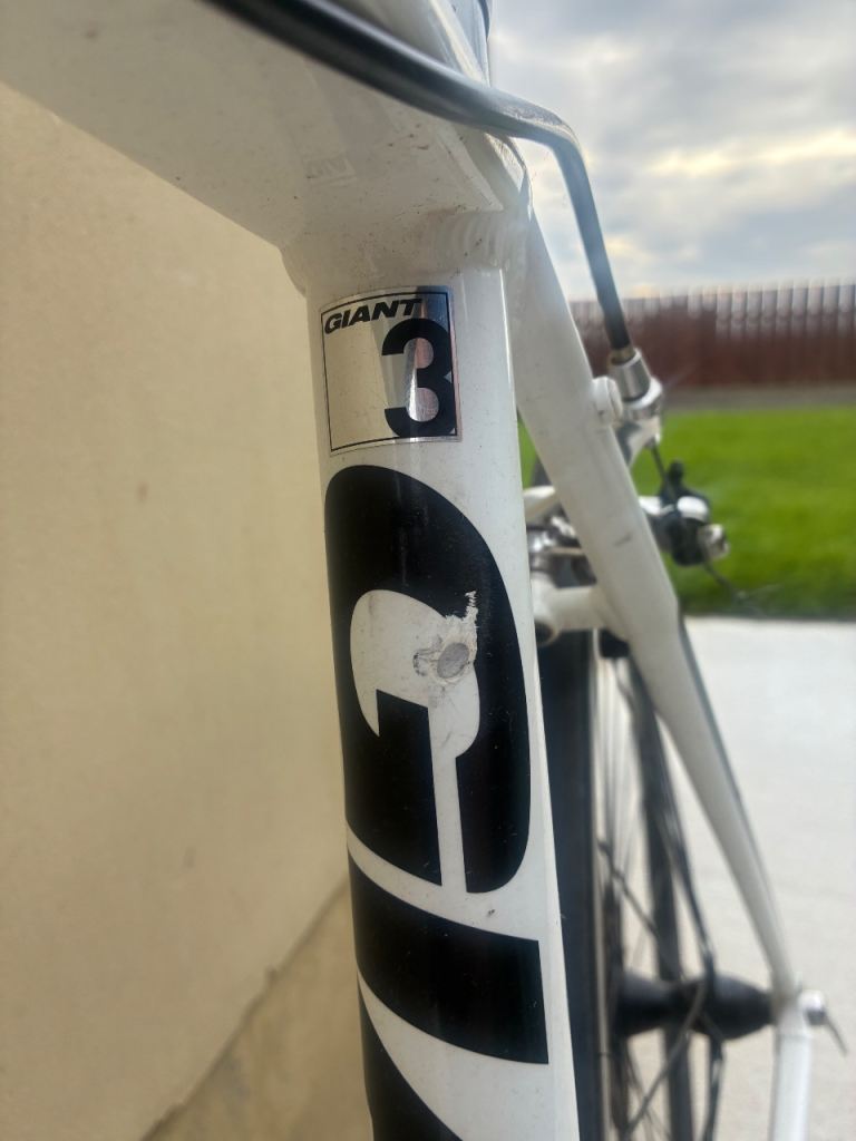 White Giant 3 Road Bike - Good Condition