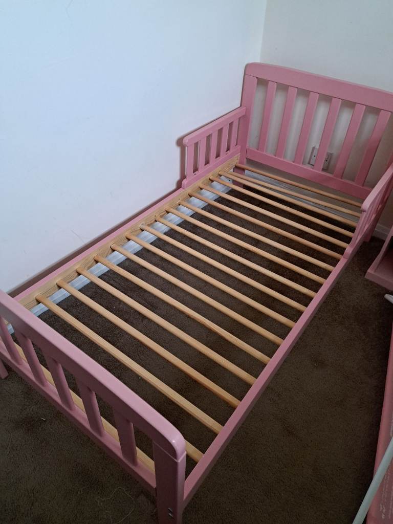 Toddler bed 