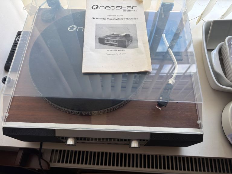 Vinyl record player 