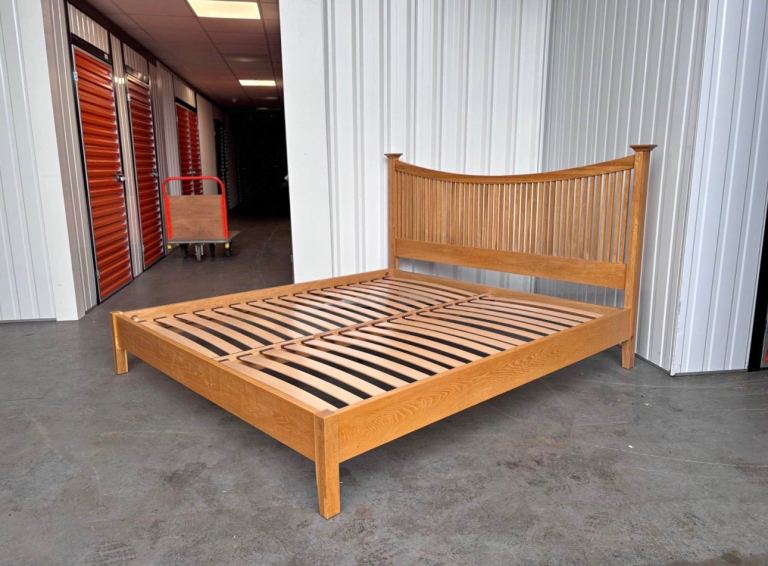 Willis and Gambier solid oak super king size bed ! Excellent condition!