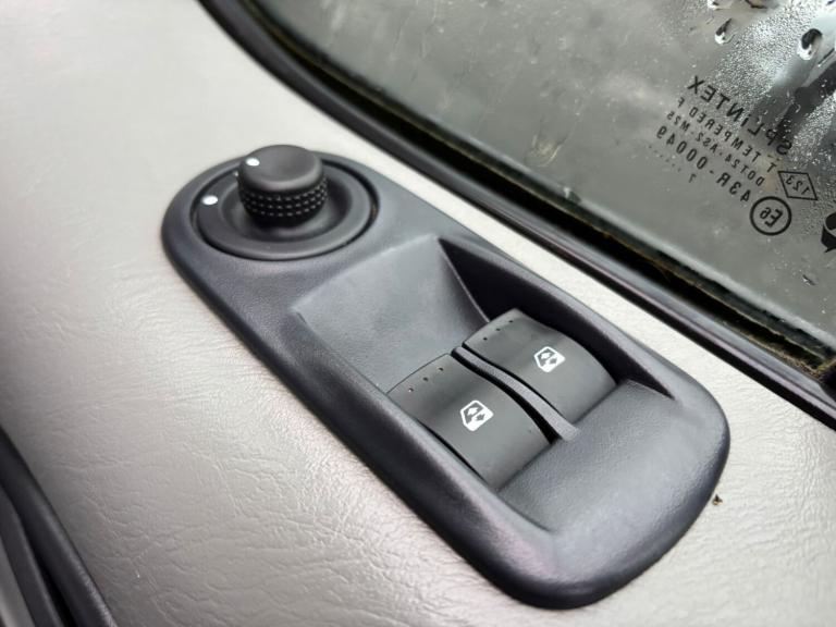 Vauxhall vivaro 2 berth camper 5 seats and 5 belts in good condition 