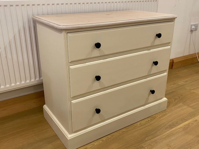 Newly Painted Solid Pine Chest of 3 Drawers - Crème with Black Handles/Knobs