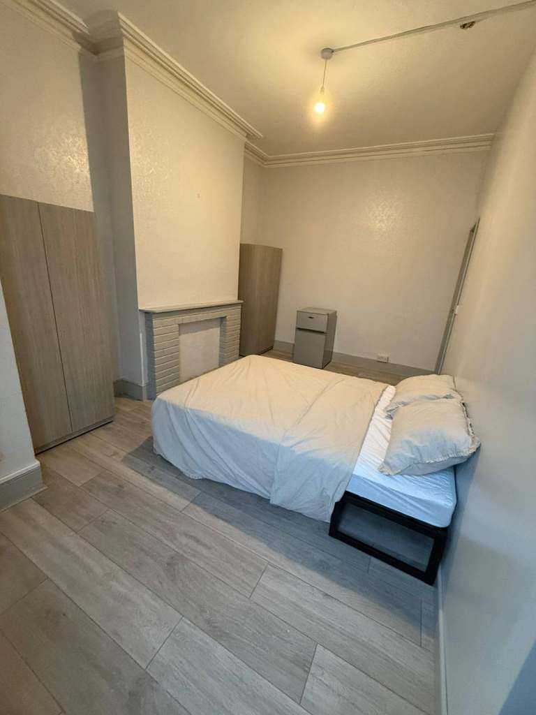  🌻Double Room in a Modern House Located in the Vibrant Area of Stamford Hill