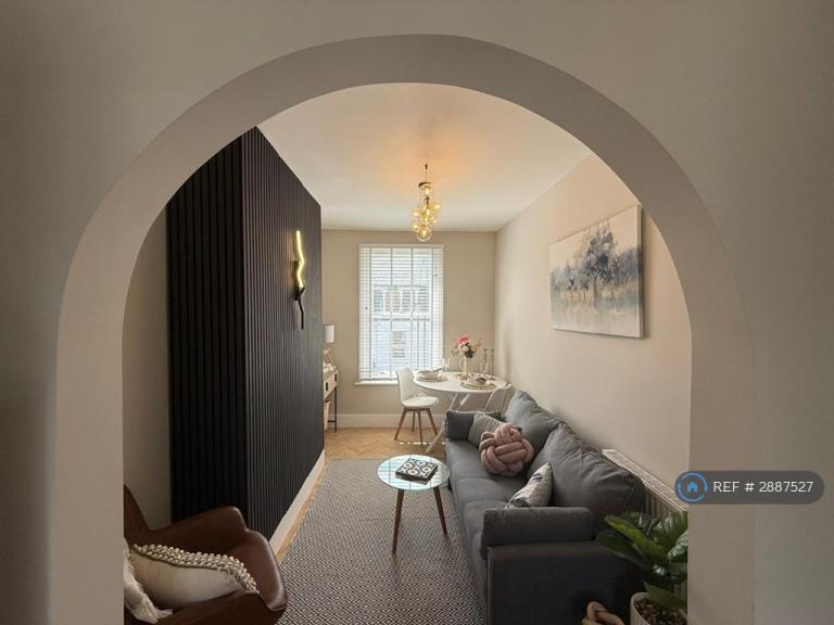 1 bedroom flat in St. Stephens Grove, London, SE13 (1 bed) (#2887527)