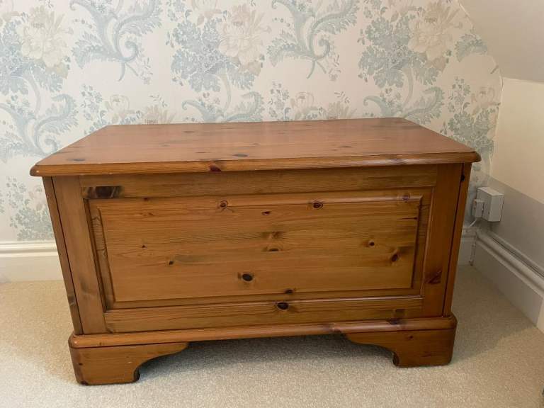 Ducal pine blanket box