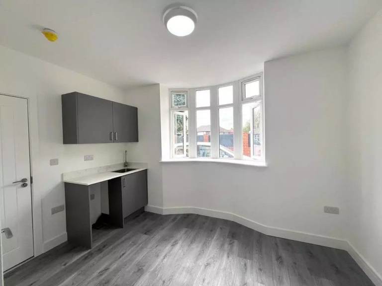 Residential Opportunity | 6-Bed All En-Suite HMO & 2-Bed Flat | Commonwealth Avenue, UB3