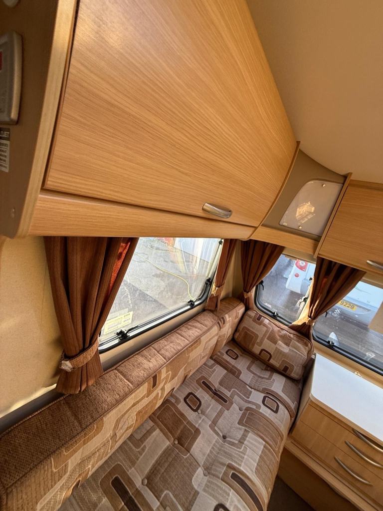 Abbey Vogue 2 610 Twin Axle Rear Island Bed Middle Bathroom