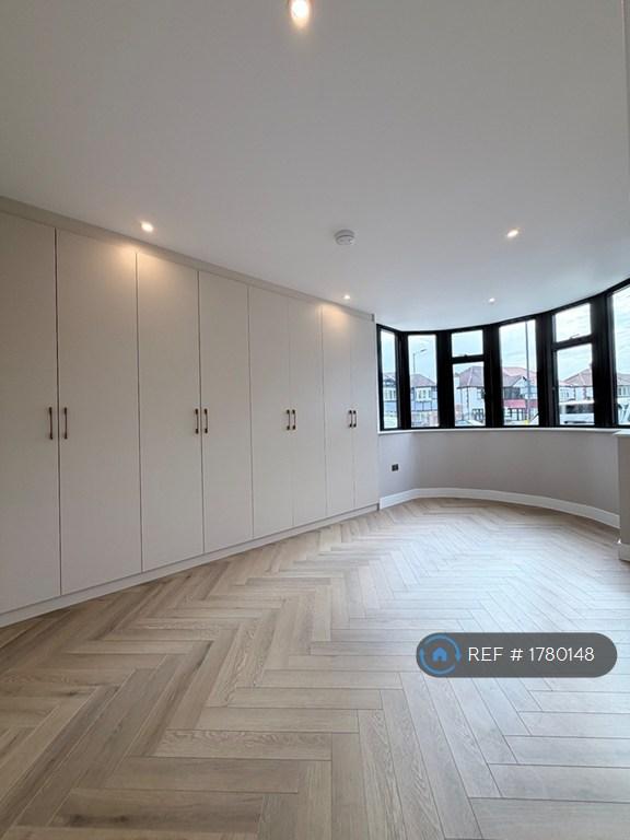 3 bedroom flat in Park Avenue North, London, NW10 (3 bed) (#1780148)
