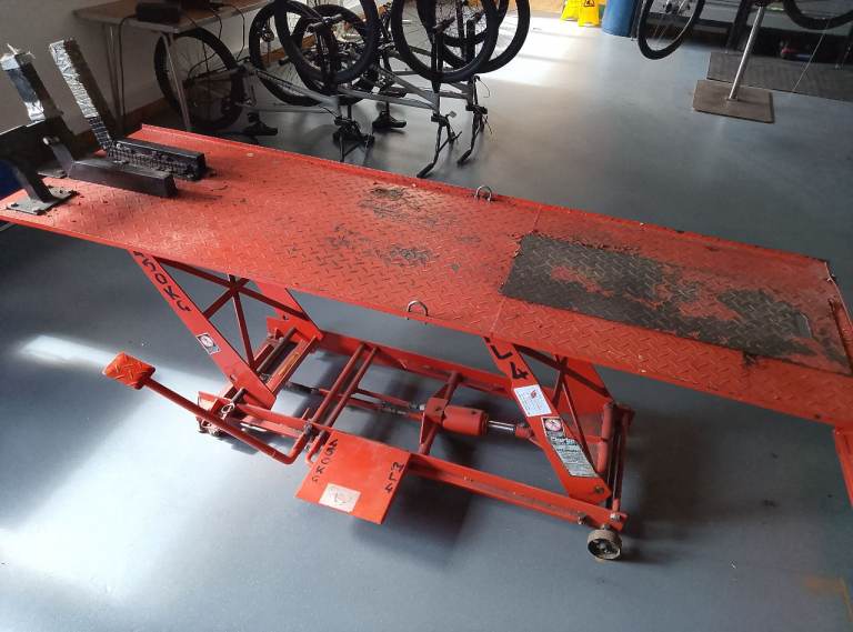 Motorcycle workshop ramp hydraulic