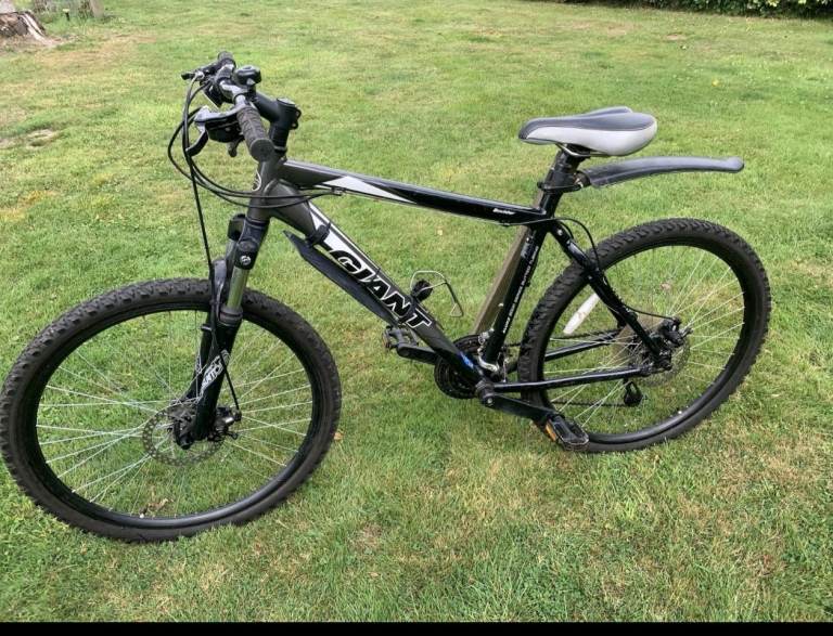 Giant Mountain Bike 26"wheels 19" frame 